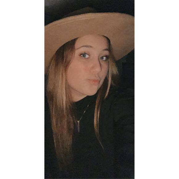 Meet your Posher, Madisyn - Picture 1 of 1